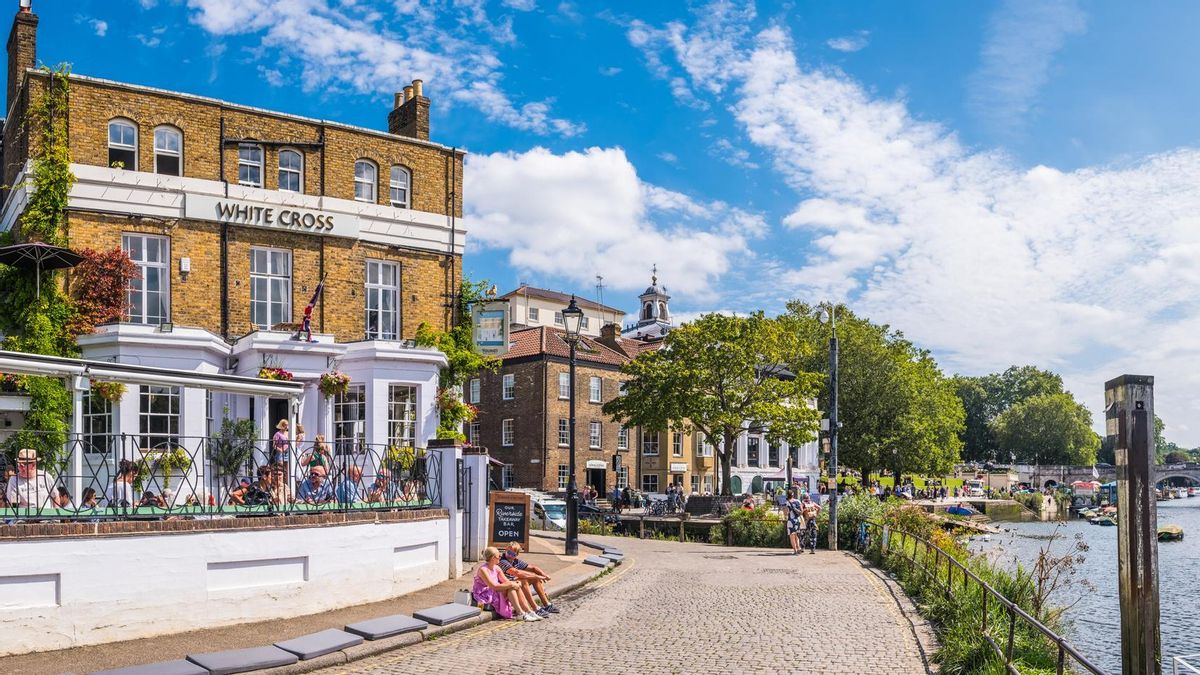 Disfruta e de una pinta en el Thames en el Pub que se inunda