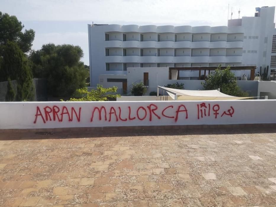 Pintadas contra el turismo en Santanyí