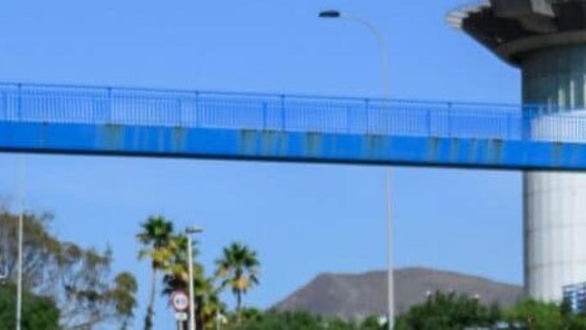 Puente peatonal del HUC