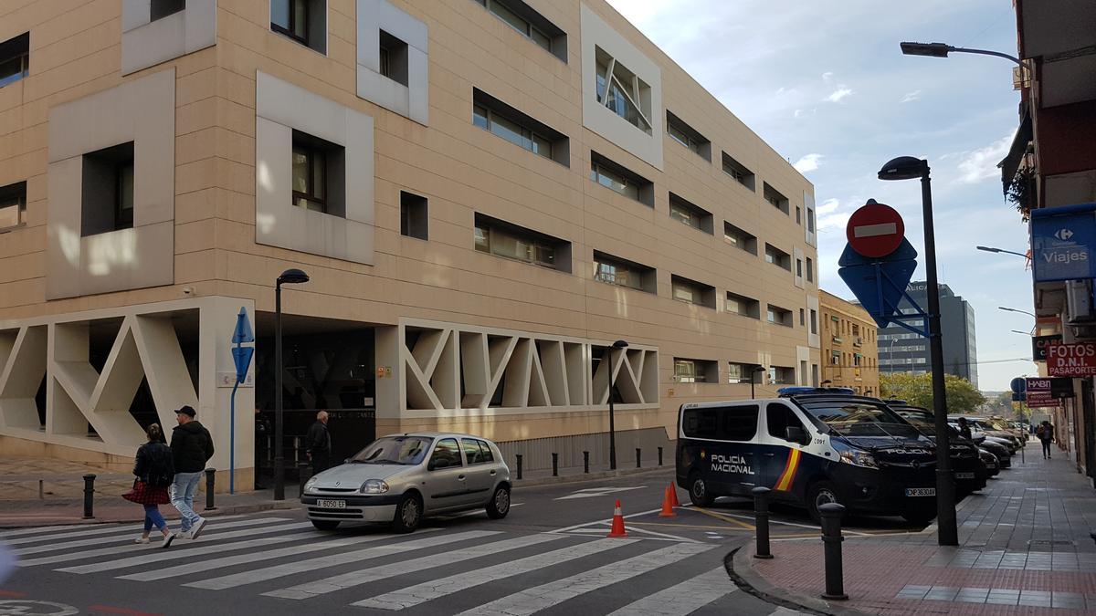 Fachada de la Comisaría Provincial de Alicante donde se ha presentado la queja.