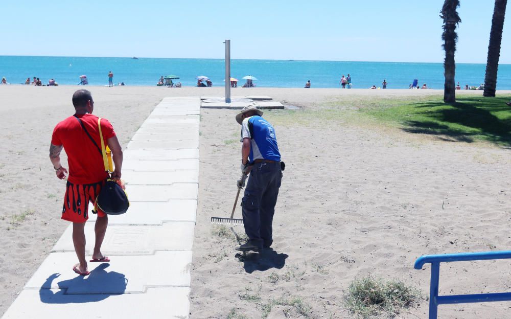 Comienzan las labores de limpieza de las playas de Málaga capital antes del inicio de la temporada de verano