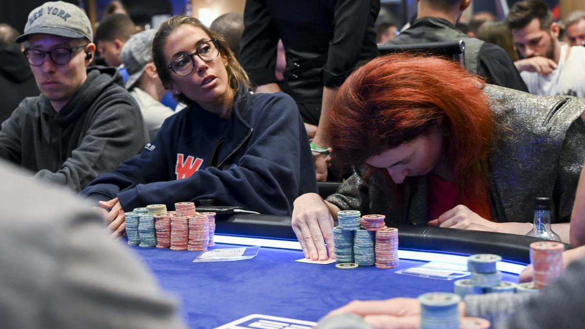 La jugadora española Leo Margets, izquierda, participando en el Casino de Barcelona.