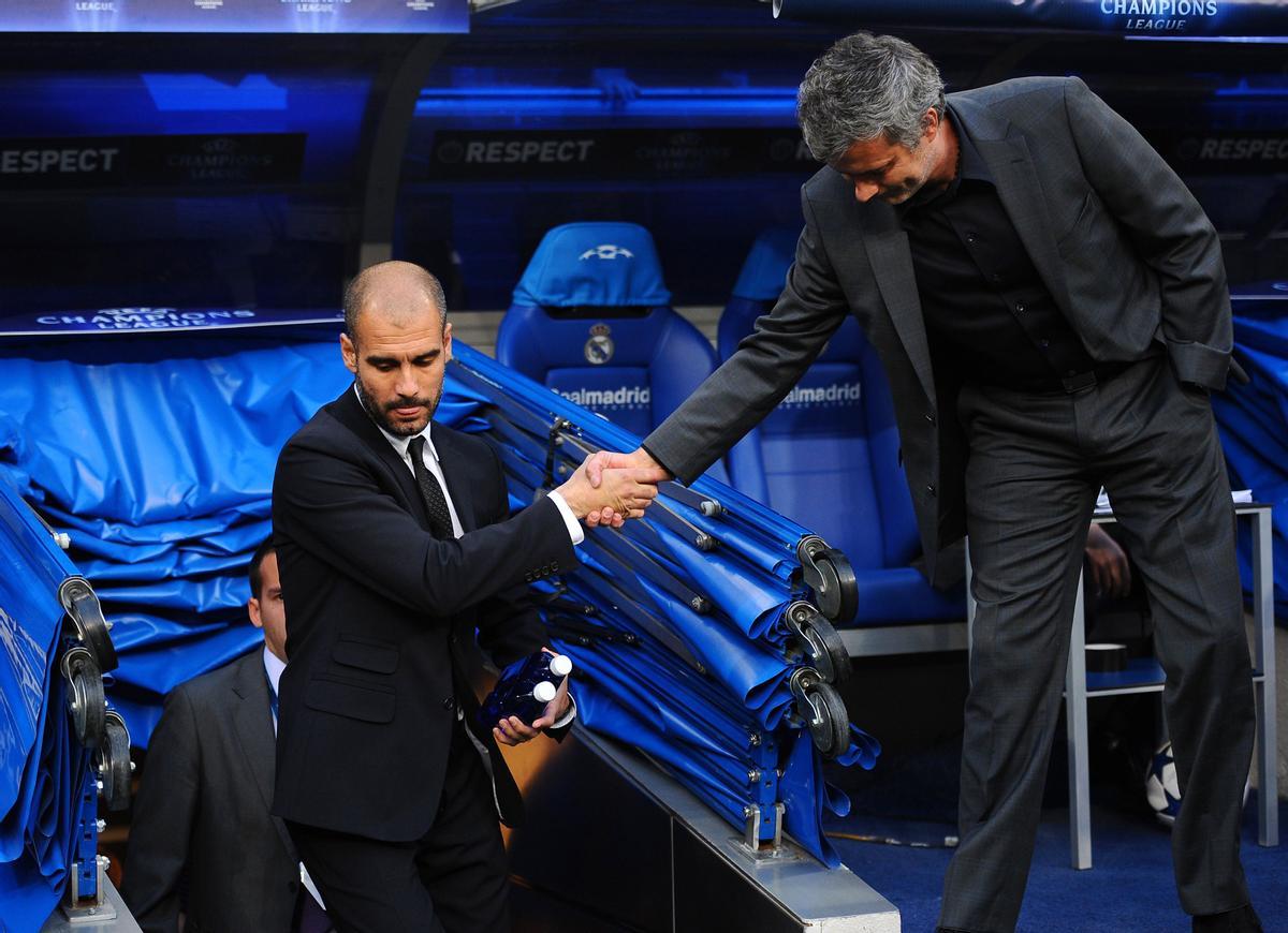 Pep Guardiola se saluda con José Mourinho en un 'clásico' de 2011, incluido en el periodo de la 'era Negreira'.