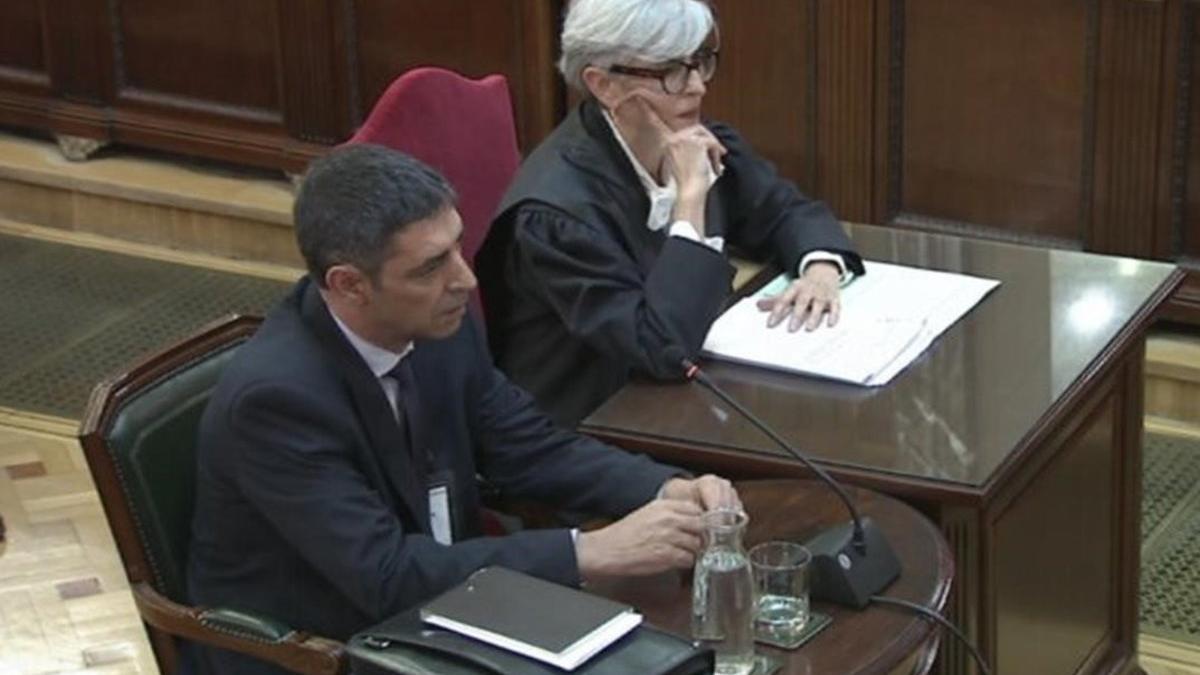 Josep Lluís Trapero y su abogada, Olga Tubau, en su comparecencia en el Tribunal Supremo