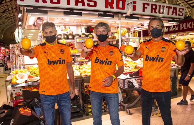 El Valencia CF rinde homenaje al comercio valenciano en el Mercado Central