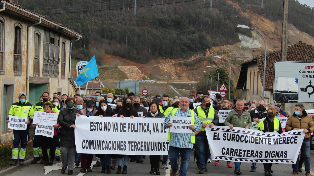 Manifestantes en la primera concentración, en 2022 en Casazarrina.