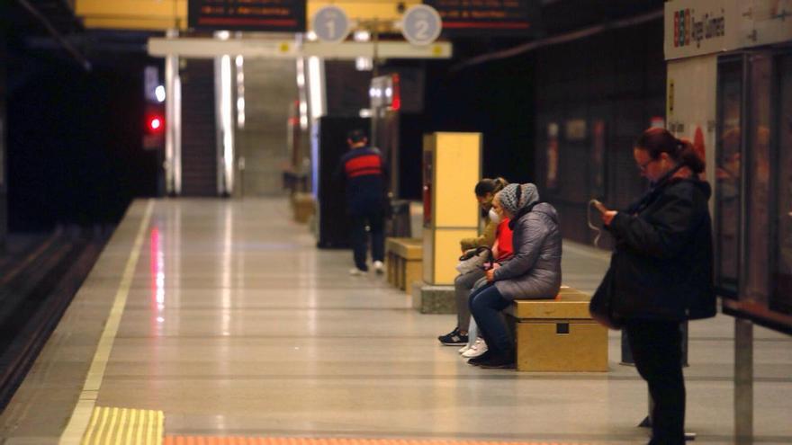 Muere una mujer al caer a las vías del metro en València