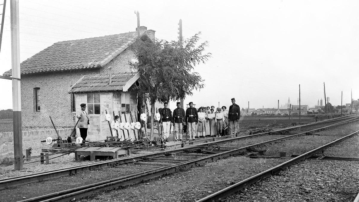 Caseta del enlace ferroviario de la Almozara que conectaba la línea de Madrid con la estación del Norte mediante el puente del ferrocarril sobre el río Ebro, y con la estación de Campo Sepulcro en 1912