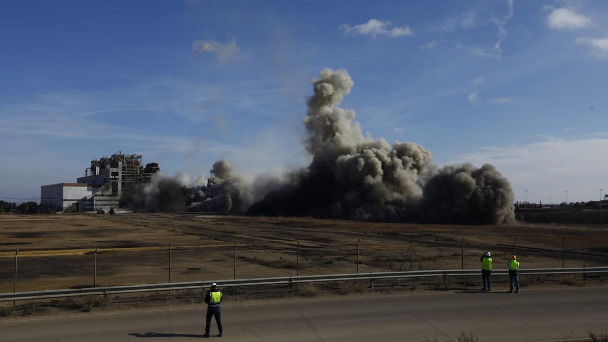 FOTOGALERÍA | Demolición de la chimenea de Andorra