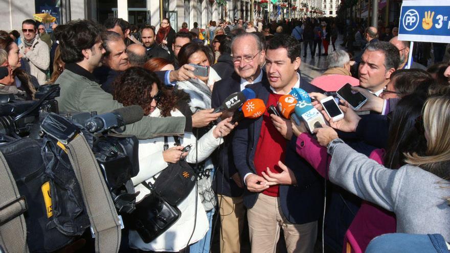 Juanma Moreno, atendiendo a los medios de comunicación este miércoles en la calle Larios.