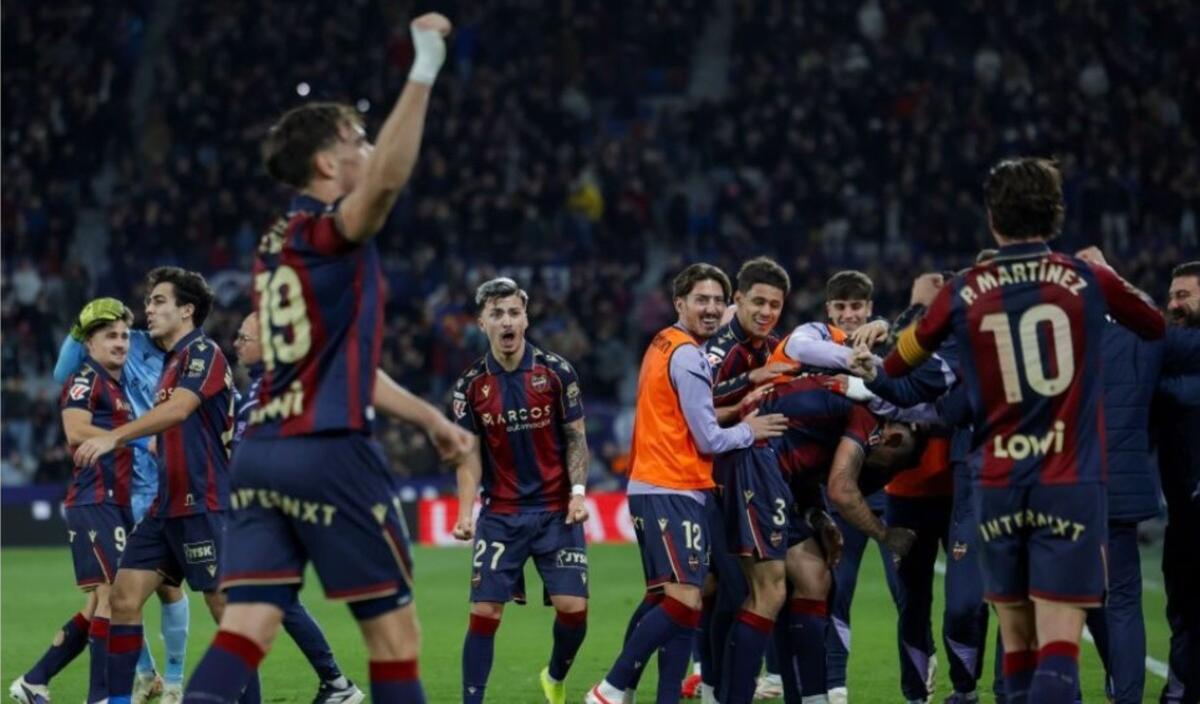 Los jugadores del Levante celebrando el gol de cabeza en el minuto 96 de Alan Matturro ante el Elche