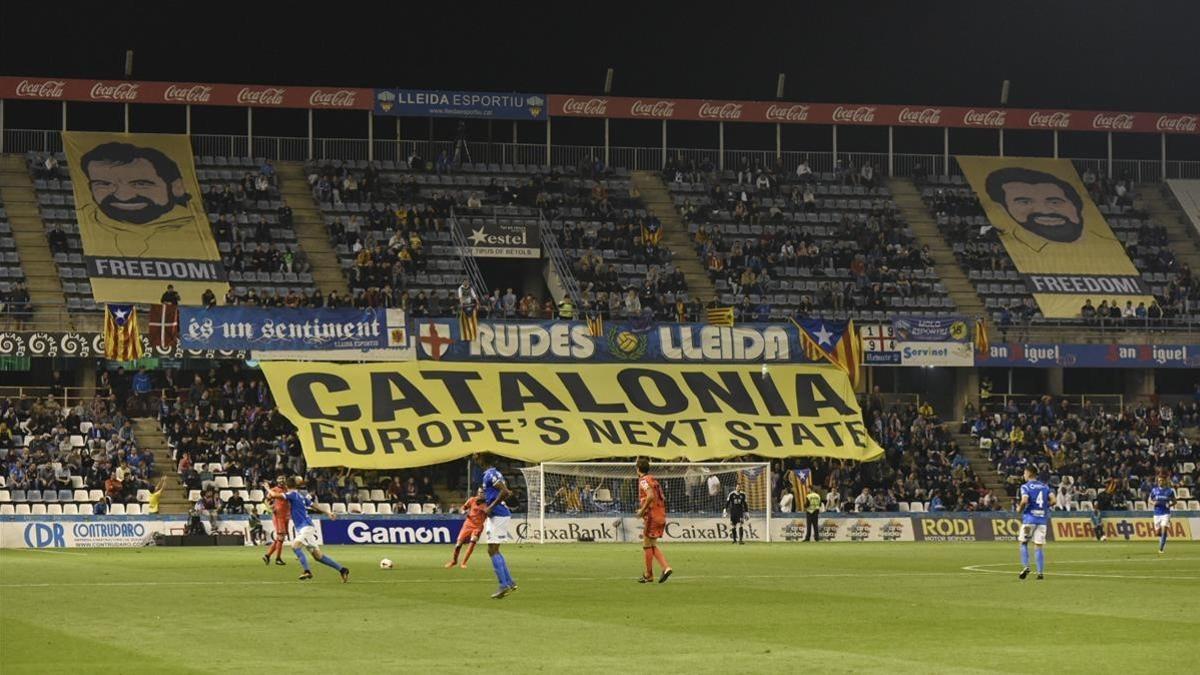 Pancartas en el partido Lleida Real Sociedad