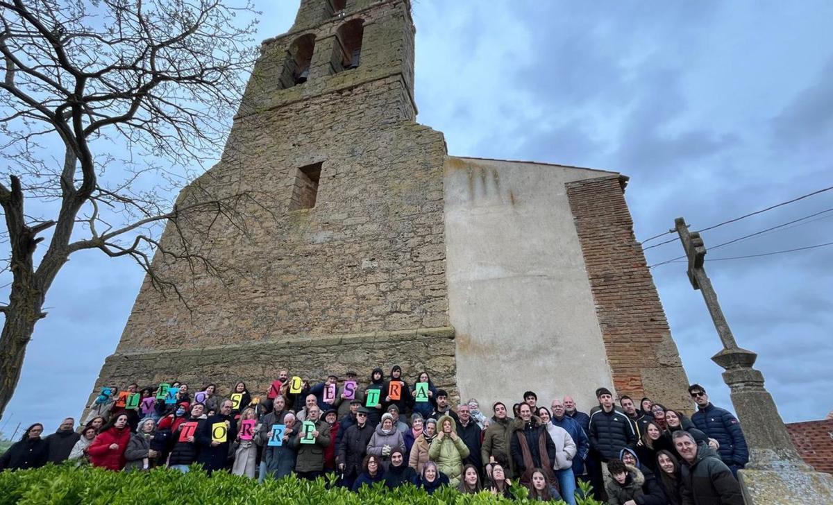 Vecinos de Vega de Villalobos, en la campaña para salvar la torre del templo.