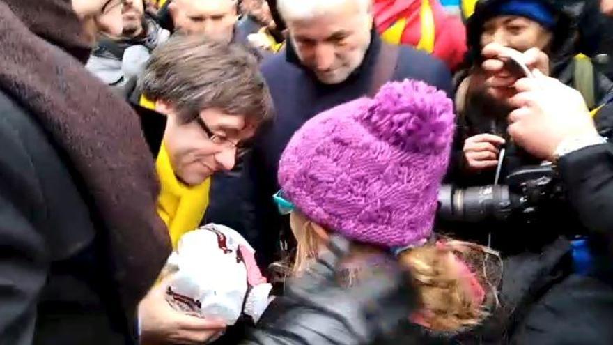 Una nena de Figueres entrega a Puigdemont bombons de la pastisseria dels seus pares