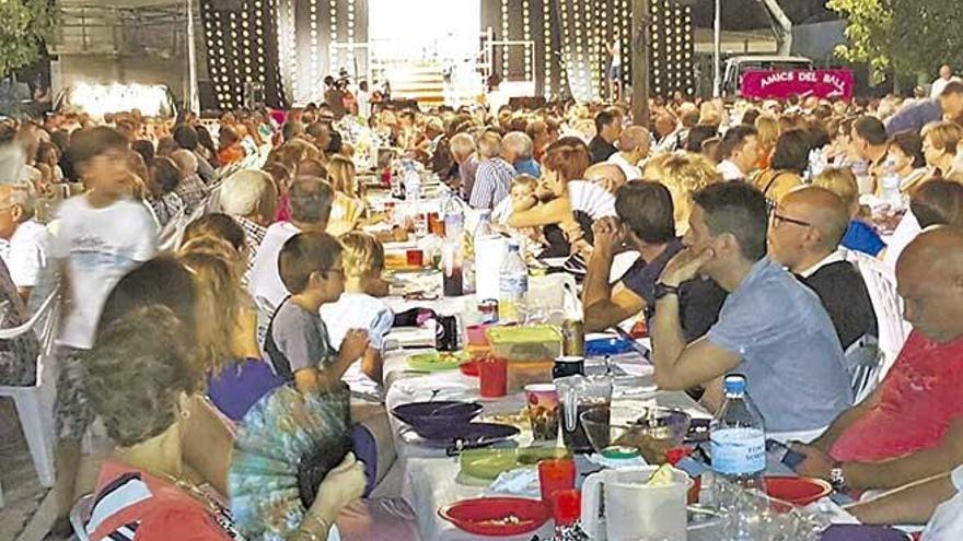 Imagen de un numeroso grupo de participantes en el popular ´sopar a fresca´ de Consell.