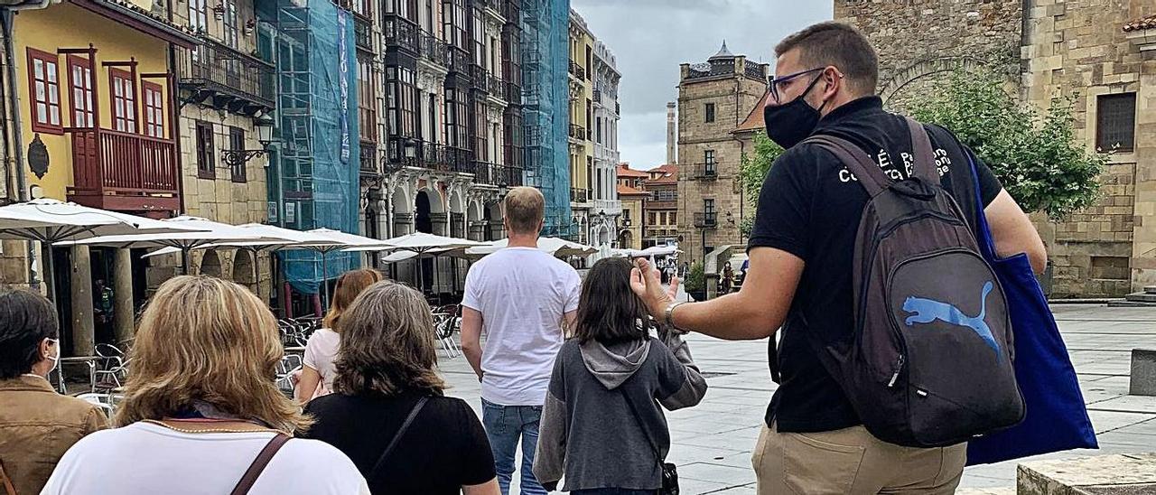 David Azpiazu explicando la historia avilesina a los asistentes.