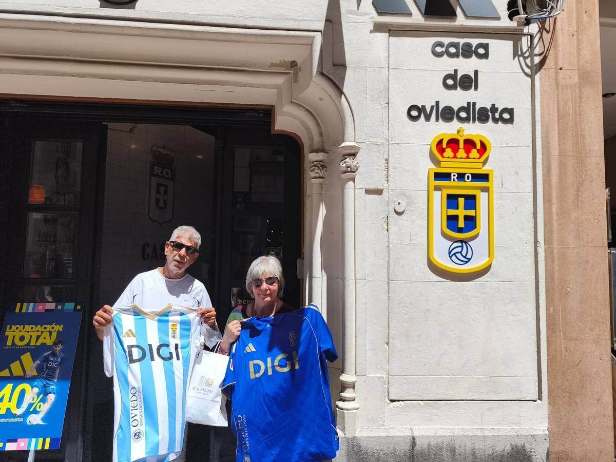 Los getafenses José Luis Calvín y Yolanda Calle, con sus nuevas camisetas a la salida d ela tienda oficial del Real Oviedo