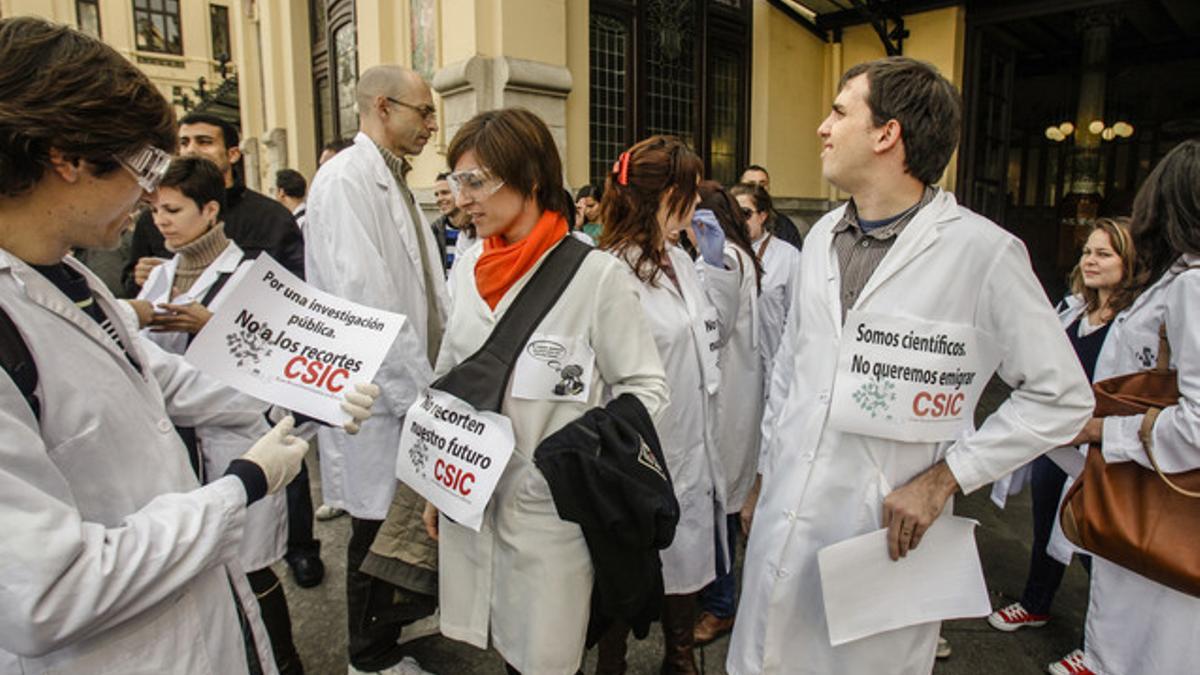 Científicos del CSIC protestan en Valencia por la política de recortes.