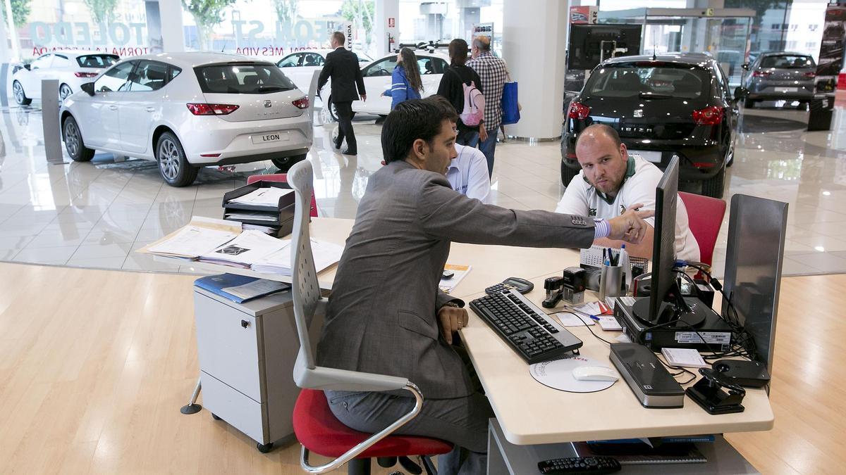 Interior d’un concessionari en una imatge d’arxiu.