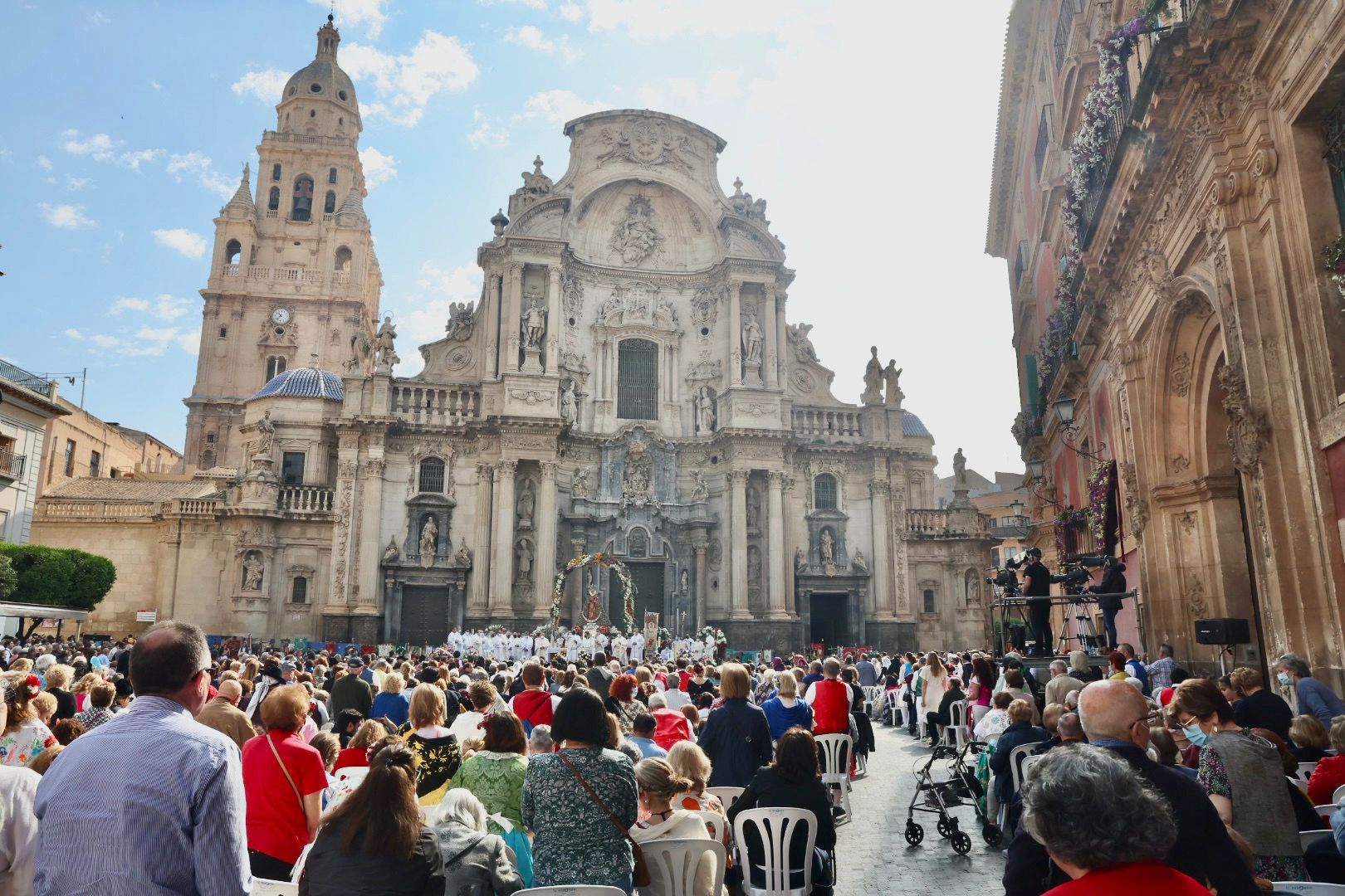 Carmen y Nerea descubren la "tronaera" y el Bando más divertido en Murcia