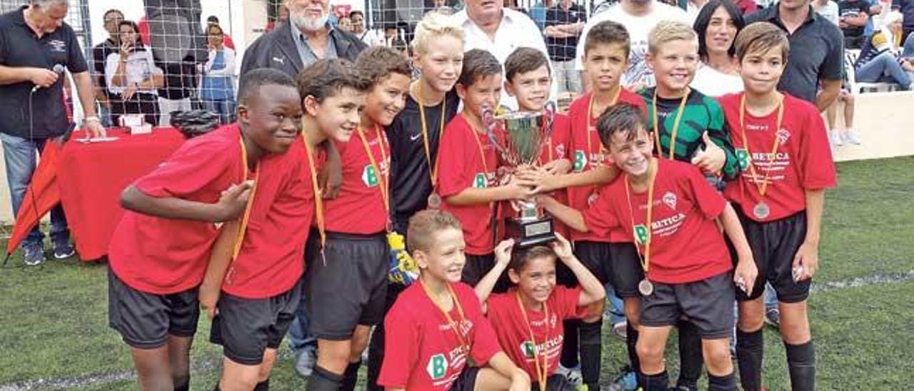 El Penya Arrabal posa con la copa de ganador del Torneo Miquel Bestard.