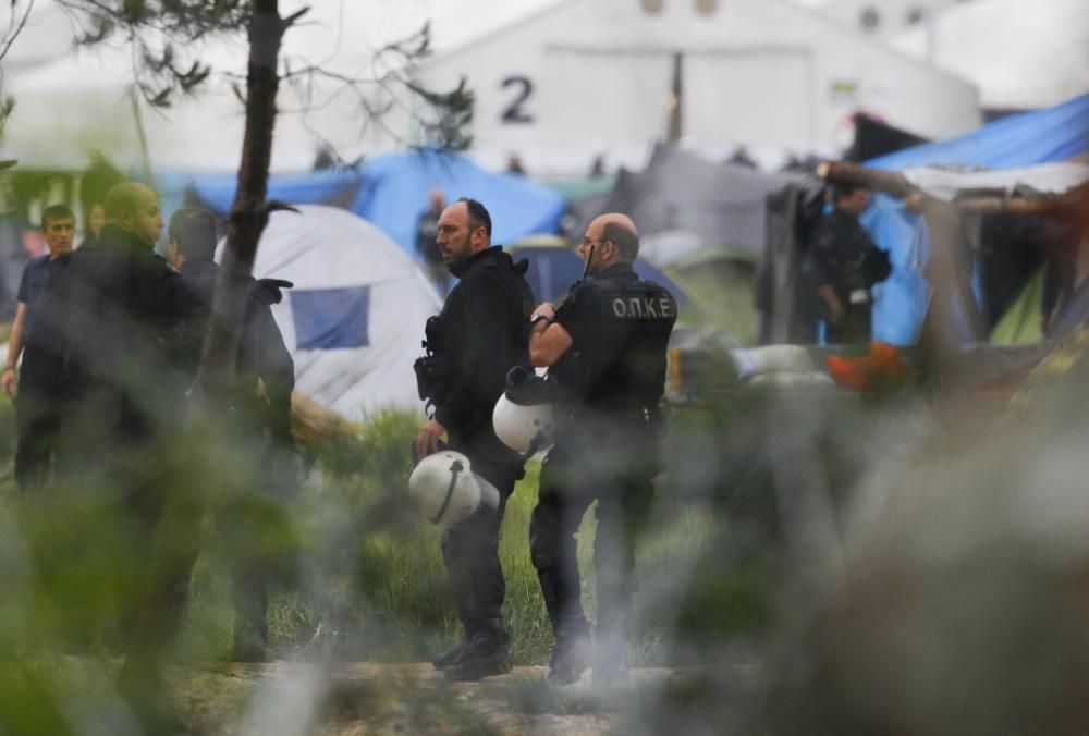 La policía griega comenzó esta mañana a desalojar el campamento improvisado de Idomeni, en la frontera con Macedonia, donde se encuentran mas de 8.400 refugiados.