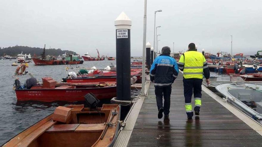 La flota dedicada al marisqueo de A Illa permaneció amarrada en la jornada de ayer. // Noé Parga