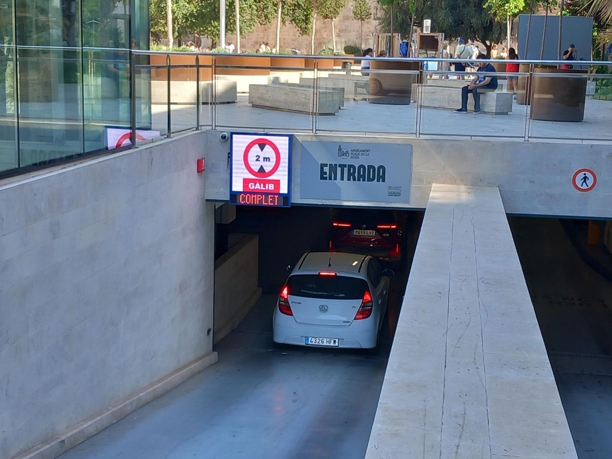 Un vehículo accede al parking de la plaza de la Reina.