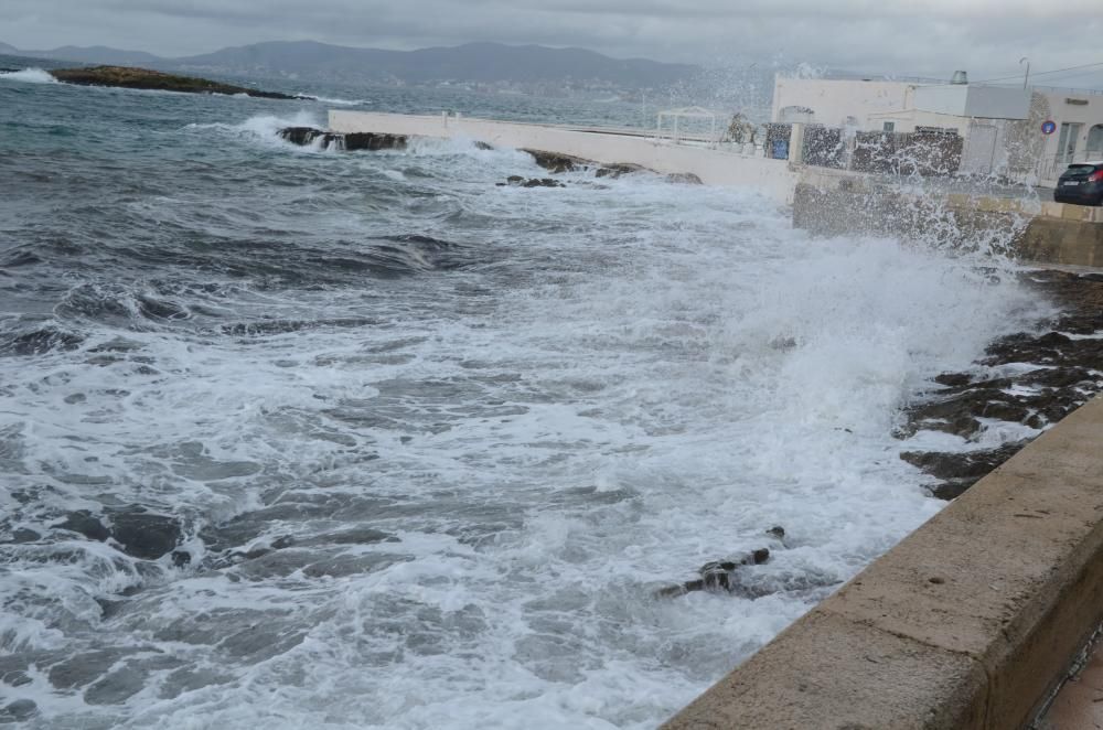 November-Wetter auf Mallorca - den Surfern gefällt's