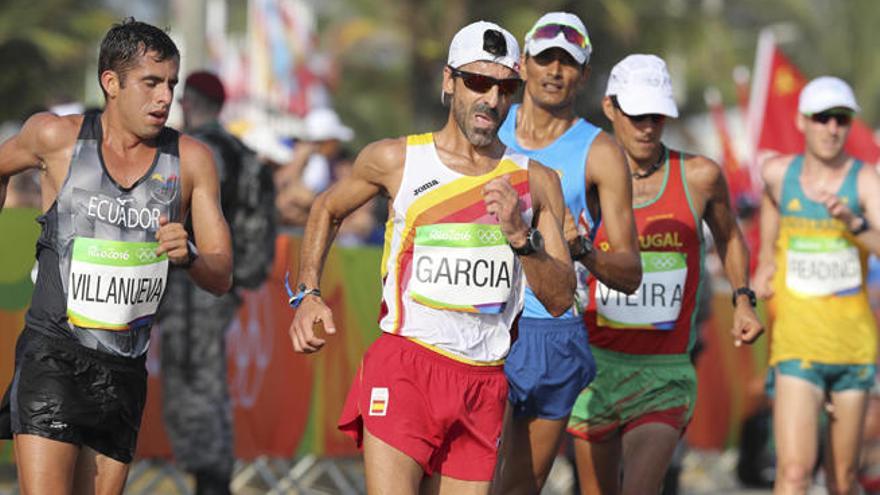 El veterano marchador Ángel García Bragado durante los 50 kms marcha.