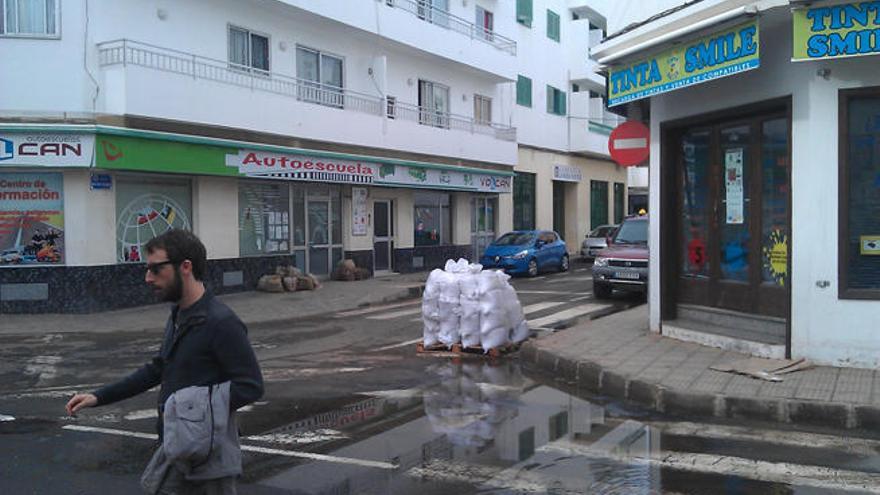 Los vecinos tachan de &quot;vergonzosa&quot; la falta de red para la lluvia en Arrecife