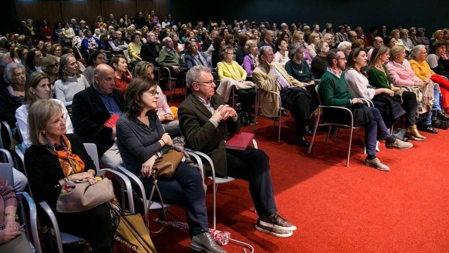 El Club Prensa Asturiana, abarrotado durante la charla.