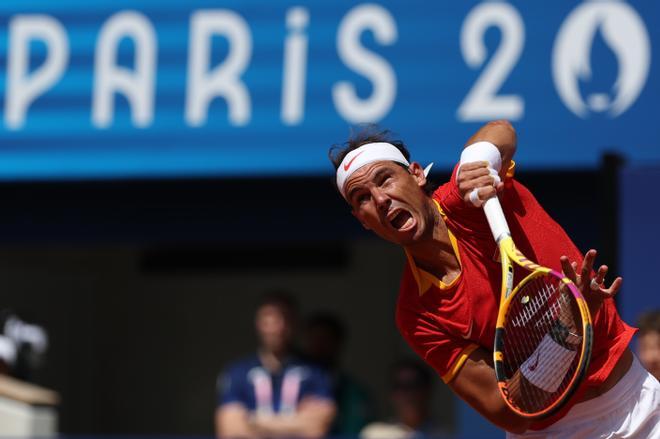 El tenista español Rafa Nadal devuelve la bola al serbio Novak Djokovic durante el partido celebrado en el marco de los Juegos Olímpicos de París, este lunes. 
