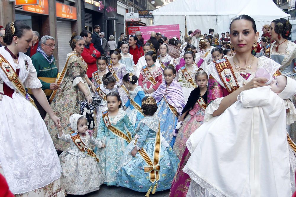 Ambiente fallero en las calles de València