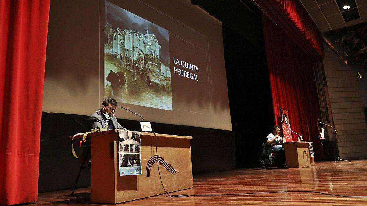 El historiador Pablo Martínez Corral, en primer término, y Miguel Ángel Pérez, al fondo, durante la charla.