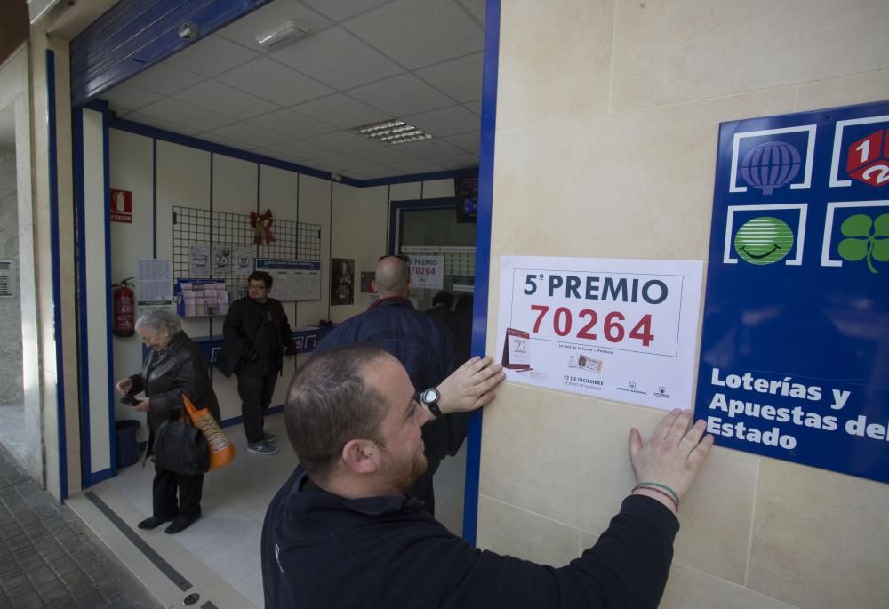 Celebración del quinto premio en la administración de lotería de la Fuensanta