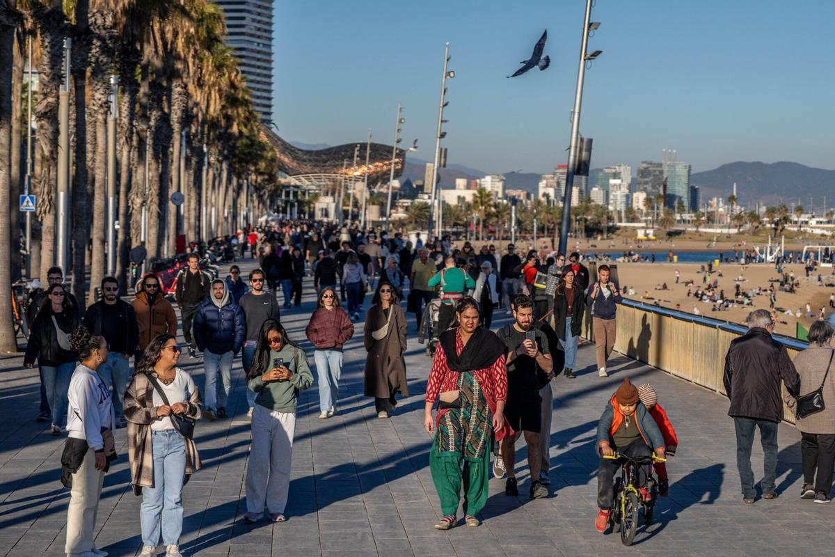 En manga corta a 8 de diciembre en Barcelona. La buena temperatura, llena las playas de la ciudad.