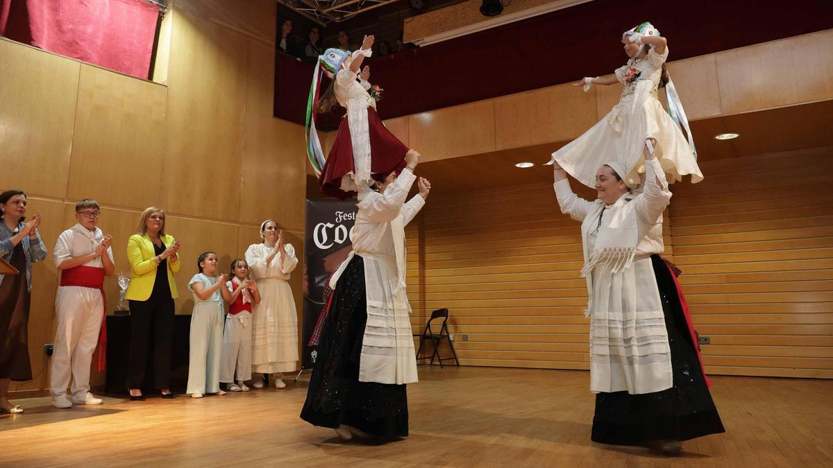 Las Penlas durante el baile de apertura de las Festas da Coca, esta tarde en el Multiusos de A Xunqueira.
