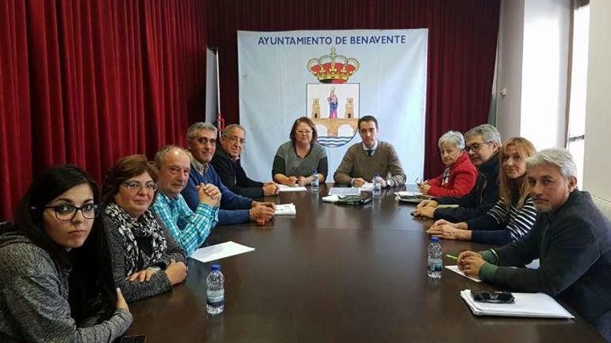 Asociaciones vecinales y autoridades en el Ayuntamiento.