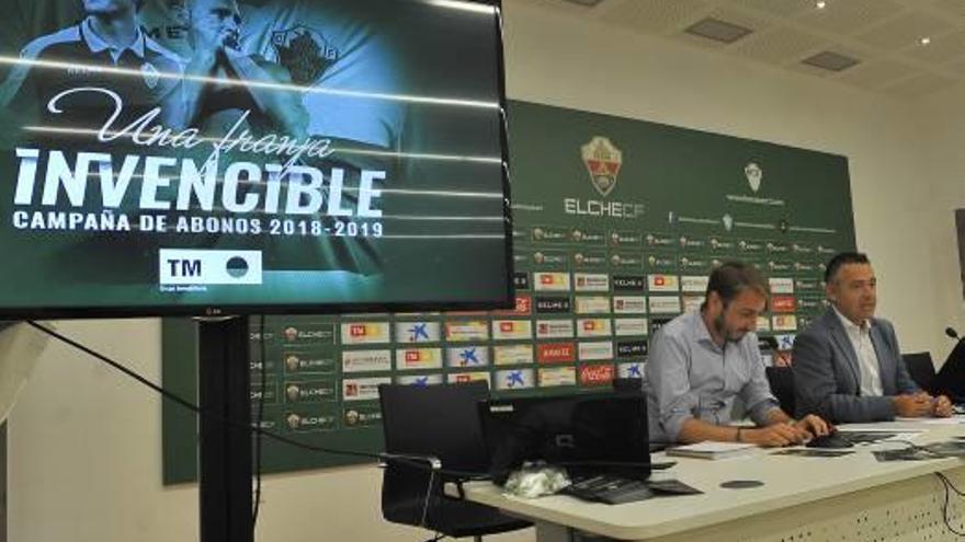 Diego García y Jorge Pérez, ayer, durante la presentación de la campaña de abonos del Elche 2018-2019.