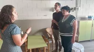 Mireia González realiza su primera visita como alcaldesa de Santa Coloma a dos escuelas que se incendiaron en mayo