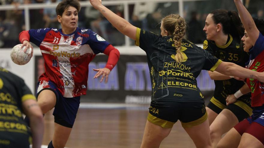 Cecilia Cacheda, en un derbi en A Sangriña. | José Lores