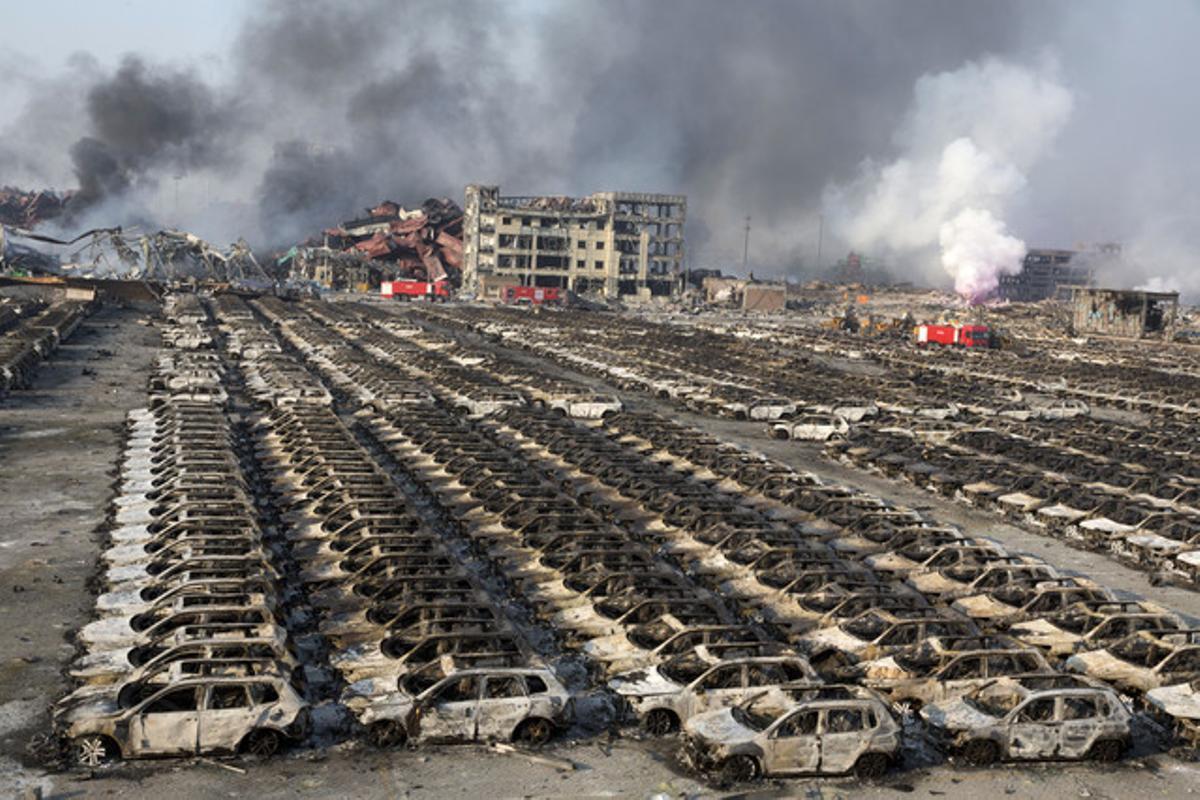 Un aparcament completament calcinat pel foc que s’ha produït després de les explosions.