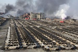 Un aparcament completament calcinat pel foc que s’ha produït després de les explosions.