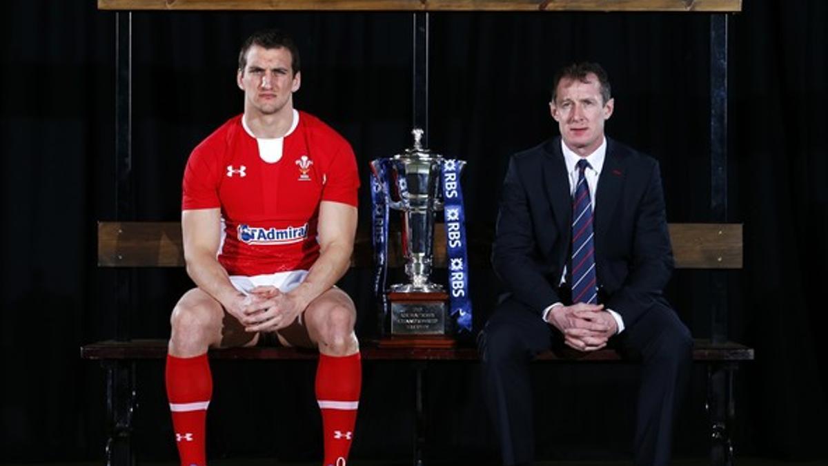 El capitán de la selección de rugbi de Gales, Sam Warburton, y el seleccionador, Rob Howley, junto a la copa de las Seis Naciones conseguida en el 2012.