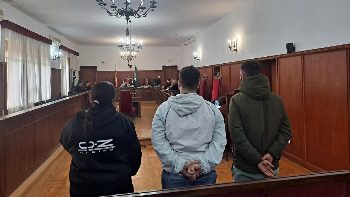 Los tres acusados, este jueves, en la Audiencia Provincial de Badajoz.