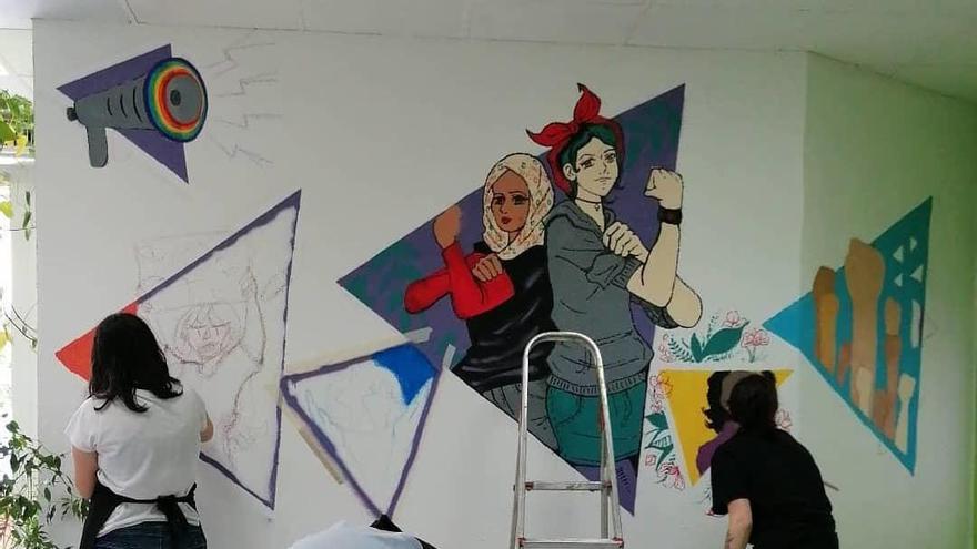 Les noies del taller fent el mural