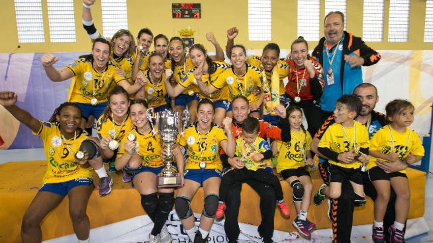 Las jugadoras del Rocasa ACEE Gran Canaria celebran el título europeo conquistado el pasado año.