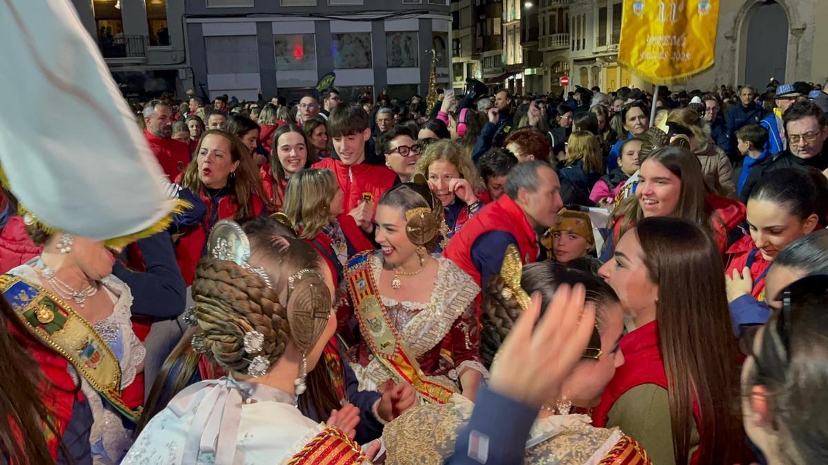 La fallera mayor de la Nou Mercat de Algemesí celebra el doblete con el resto de la comisión.