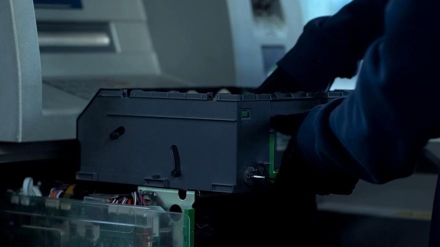 Condenados a tres años de prisión dos reincidentes por robar una caja vacía en un comercio de Canarias